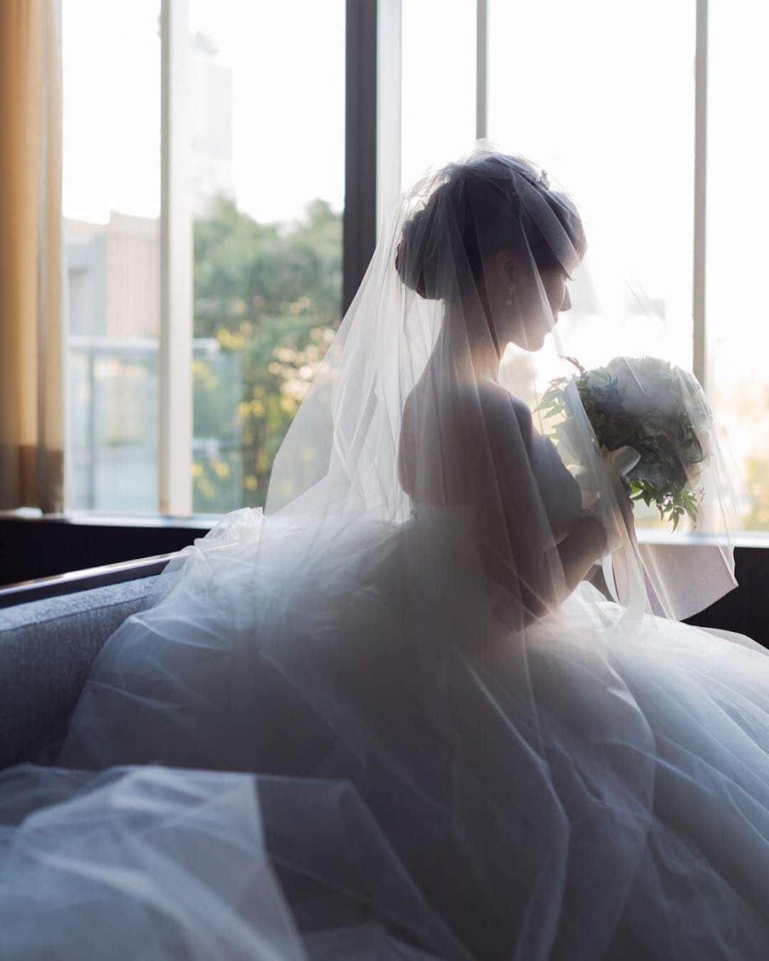 ザ・リッツ・カールトン東京 ウエディングのインスタグラム：「静かなチャペルに降り注ぐ自然光が、花嫁を優しく包み込みます⛪️✨ #リッツカールトン東京 #ジェニュインウエディング #ホテルウエディング #ritzcarltontokyo #genuinewedding #wedding」
