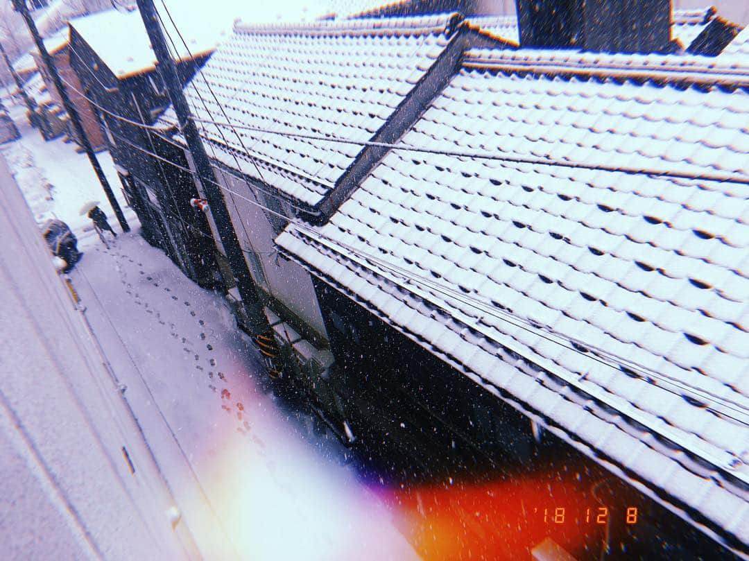 北原里英さんのインスタグラム写真 - (北原里英Instagram)「新潟はなんと雪が😳❄️ 初雪です(*´-`) 今日からフォトシネマ朗読劇『命のバトン』 会場に来る際にはお気をつけてお越しください💁🏻‍♀️！ 当日券もありますので飛び入り参加大歓迎です🌟 . . #命のバトン #みとりし #新潟 #古町  #高崎翔太 #北原里英 #テジュ #mark #岩田光央」12月8日 12時34分 - rie_kitahara_3