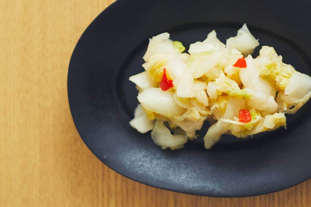 Vitantonioさんのインスタグラム写真 - (VitantonioInstagram)「【recipe】白菜漬け（ヨーグルトメーカー/VYG-11） ・ 白菜が旬を迎えたら、さっぱりおいしい自家製の白菜漬けに。（レシピ監修：塩山奈央） ・ ・ ＜材料＞ 白菜…500g 塩…10g（塩分濃度・白菜の２％） 赤唐辛子…1/2本 ・ ・ 温度：25℃ 目安時間：24〜48時間 ・ ・ ＜作り方＞ 1）白菜は1cm幅ほどに刻み、材料の全てをボウルに入れて軽く全体を混ぜ合わせたら、お皿などで蓋をし、10〜30分置く。 2）手で軽く揉みこみながら白菜の水分を出し、熱湯消毒した容器に水分ごと入れる。全部入れたら、白菜を上から押し付けるようにして、水から出ていない状態にする。（白菜が水から出ていると、空気に触れている部分に雑菌が沸く可能性がある為） 3）容器にキャップをはめ、本体にセットし、カバーをする。 4）温度と時間を設定し、スタートボタを押す。時々、白菜が水から出ていないか、様子を見る。白菜が顔を出していたら、ぎゅうぎゅうと押し込む。 ※塩分濃度は２〜４％までで変更可能。このレシピは塩分濃度が低いのでそのまま食べるのに適しています。 ※分量、調理時間等は実際に使用する食材や調理機器に合わせて調節してください。 ・ ・ #vitantonio #ビタントニオ #ヨーグルトメーカー #ビタントニオヨーグルトメーカー #ビタントニオレシピ #レシピ #低温調理 #発酵食品 #漬物 #自家製 #白菜 #野菜 #旬 #おうちごはん #今日のごはん #作り置き #健康 #料理 #料理好き #料理好きと繋がりたい #丁寧な暮らし #暮らしを楽しむ #料理部 #ビタントニオ部 #キッチン家電 #like4like #follow」12月8日 12時41分 - vitantonio_jp