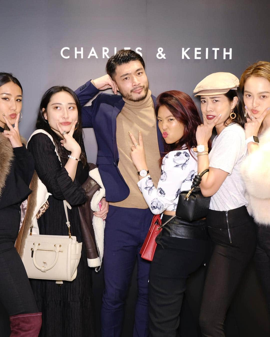 丸山礼さんのインスタグラム写真 - (丸山礼Instagram)「@charleskeithofficial が、 渋谷スペイン坂に新しくopenしたということで @yohei.92 ちゃんにお呼ばれして、パーティへ👠 大好きな、まぎむーんさん @maggymoon もいて、 写真撮ってもらっちゃった😭✨❤️ よーへいちゃん、お疲れ様😭🙇‍♂️🥰 大好きなれなぴちゃんたちとも やお〜 靴の写真は手前が丸山！ 持ってるベージュのバッグも、赤のヒールもcharlesのだよ やお〜♡ #まぎさんと並ぶとぎこちなさやばい #まぎさんの眉毛大好き」12月8日 12時49分 - rei_maruyama