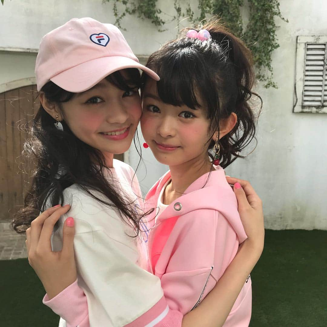 シスタージェニィさんのインスタグラム写真 - (シスタージェニィInstagram)「今日からSISTER JENNIスプリングカタログの配布がスタート♡ FILAコラボアイテムのメアリ©︎とキノン©︎が表紙だよ！！ やっと寒くなってきたばかりだけど春が待ちきれないね♪ぜひチェックしてほしいな♡ ※JENNIショップでは配布しておりませんのでご了承ください。  #sisterjenni  #シスタージェニィ #林芽亜里  #藤村木音 #FILA #ジェニィファンミ」12月8日 13時39分 - sisterjenni_official