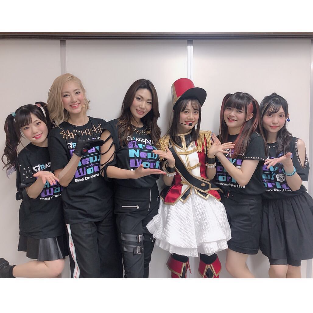 伊藤美来さんのインスタグラム写真 - (伊藤美来Instagram)「みくだよー☺︎ 「BanG Dream! 6th☆LIVE」弦巻こころとしてステージに立てて嬉しかったです！衣装もいつ見てもクオリティが凄くて…！RASさんのカッコいいステージで、はちゃめちゃに楽しんで来てしまいました！  そして、RASのみんながプロ意識が高くて優しくて…私がファンになった！アニメも楽しみですね^ ^ 今日はポピパ！ファイティン^ ^  #伊藤美来 #みっく #HLSY #世界を笑顔に #バンドリ #ハロハピ」12月8日 14時14分 - itomiku_official