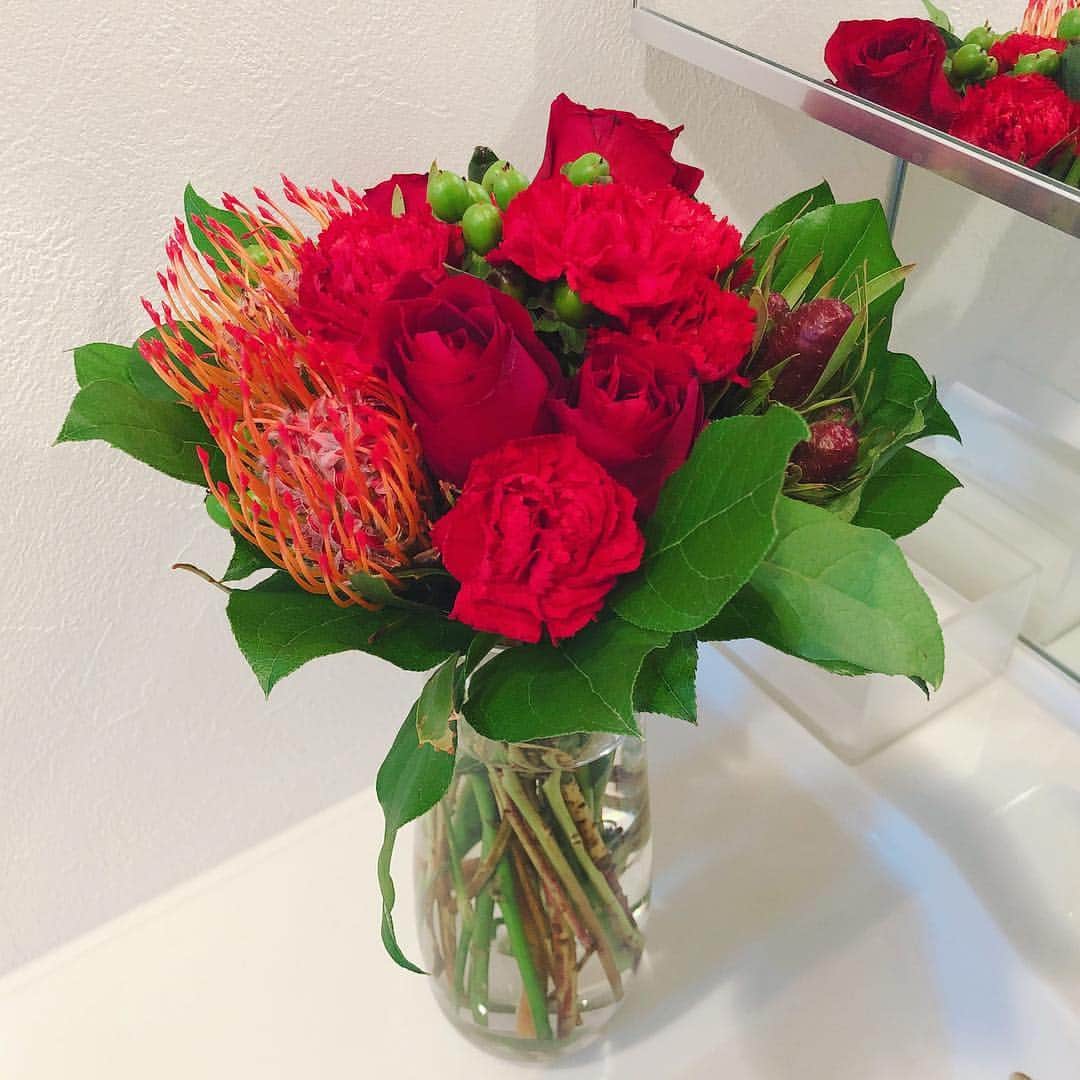 田中萌さんのインスタグラム写真 - (田中萌Instagram)「* お花を飾ると家の中がパッと明るくなる気がする😊  #小さい花瓶しかなくて大きいの買った #花のある暮らし #花」12月8日 14時25分 - moetanaka_ex