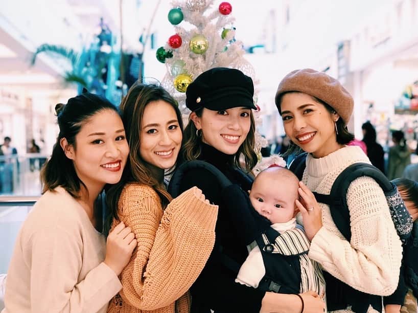 齋藤美波のインスタグラム：「🕴🏽🕴🏽🕴🏽 友達越えて家族。 な、仲間たち♥️ 定期的に会わないと無理だぁ〜 ただ大人よりも子供が どんどん増えていく😂😂😂 そしてゆっくりなんて話せないから全然物足んない！！笑 #私以外AB型 🤪笑 #毎回話がバラバラよ ・ 次は大晦日な😎♥️ ちゃんちゃかしよぉぜ〜🍻 ・ 今Bリーグで注目選手 #辻直人 @1tsuji4  腕負傷中...💦 みんな応援してあげてね♥️ 辻ちゃんもジアニもいつも いいパパで感謝感謝☺️🙏🏽 ・ ・ #信友#親友#大切な友達#大好き#ママ友#同い年#男の子ママ#プリンセス1人#👶🏻#ランチ#lunch#bestfriends#girls#partypeouple#love#guys#happy#smile」