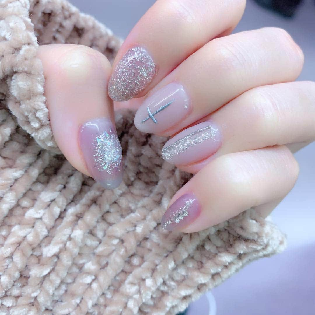 中山絵梨奈のインスタグラム：「キラキラ❄️ #nails #冬ネイル」