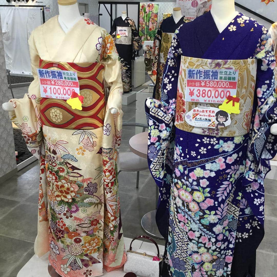 おゝみのインスタグラム：「きものおおみ福島店です✨ 今日はインターンシップに来てくれた方に写真を撮ってもらいました( ◜௰◝ ) ありがとうございます😊👍 . 新作のお振袖、髪飾りが昨日入荷しています🤩 来年ご成人のお嬢様、再来年ご成人のお嬢様もイオン福島店3階のおおみにお立ち寄りください♪♪ #おおみ #きものおおみ #おおみグループ #振袖 #着物 #成人式 #髪飾り #インターンシップ #感謝」