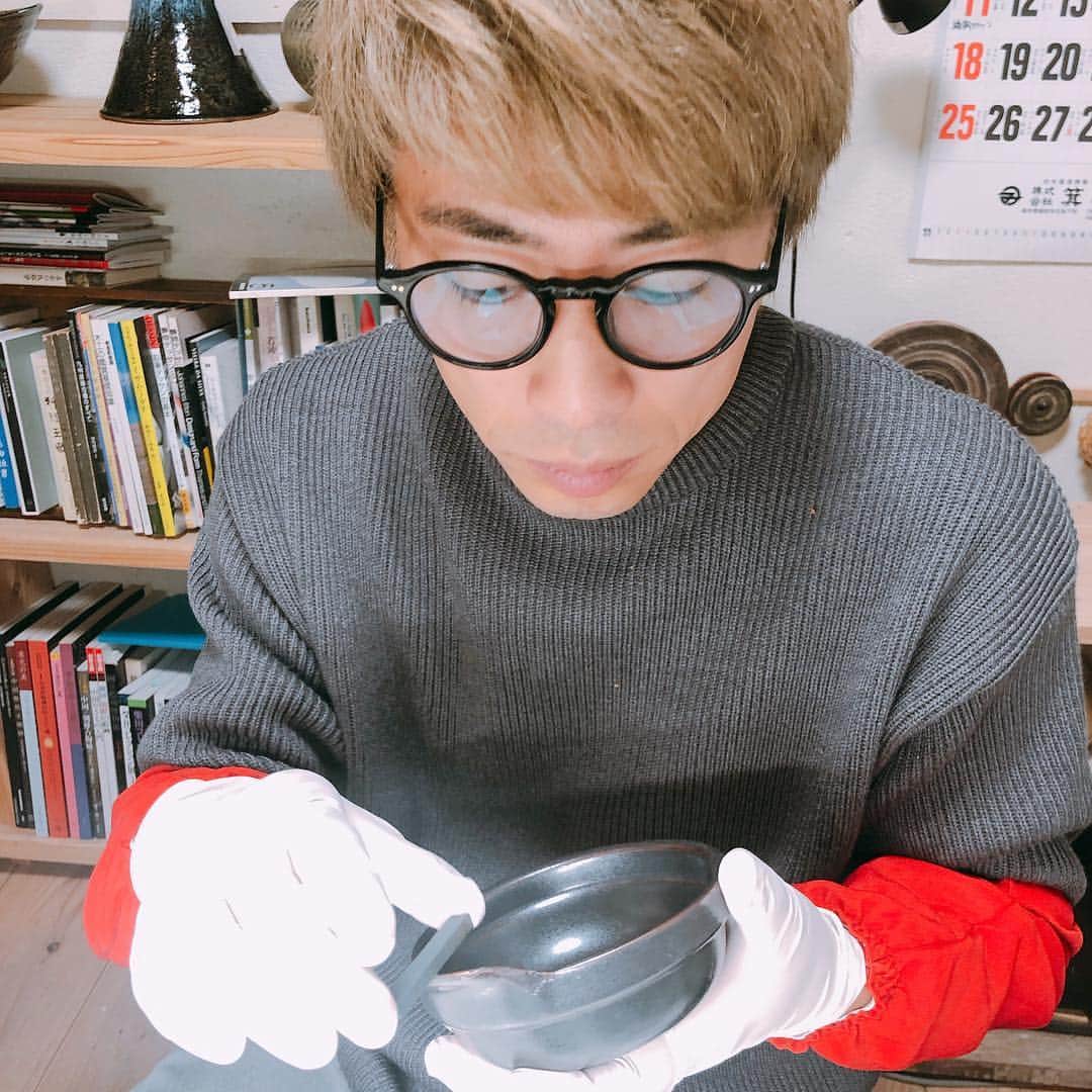 田村淳のインスタグラム：「金継ぎ教室続いてます！ 金継ぎ行く度にたのしい この技術を習得すれば 自分の大切な食器が 欠けても割れても安心！ 自分で修復できるから  漆に強くて良かった^_^  #金継ぎ#習い事#月に2回が待ち遠しい#福岡の金継ぎ教室#ウルシオール#に強い肌#先生のエプロンタミヤ」