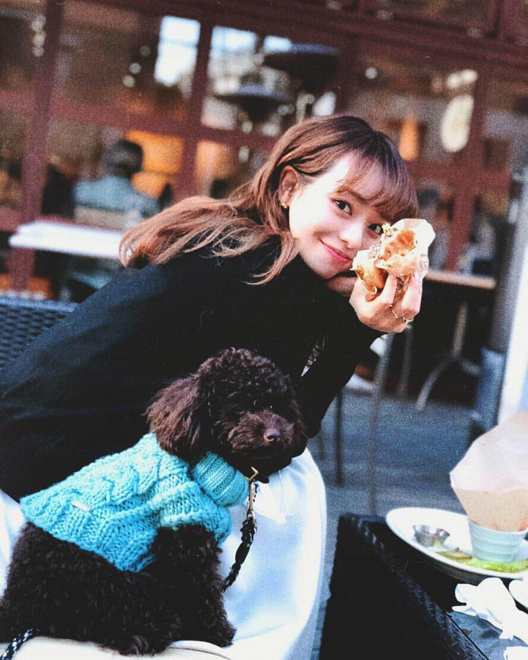 丸林広奈さんのインスタグラム写真 - (丸林広奈Instagram)「saturday fun🐶🖤 #saturday #teacuppoodle #toypoodle #style #lifestyle #daikanyama #urthcafe #tokyo」12月8日 15時57分 - hironamarubayashi