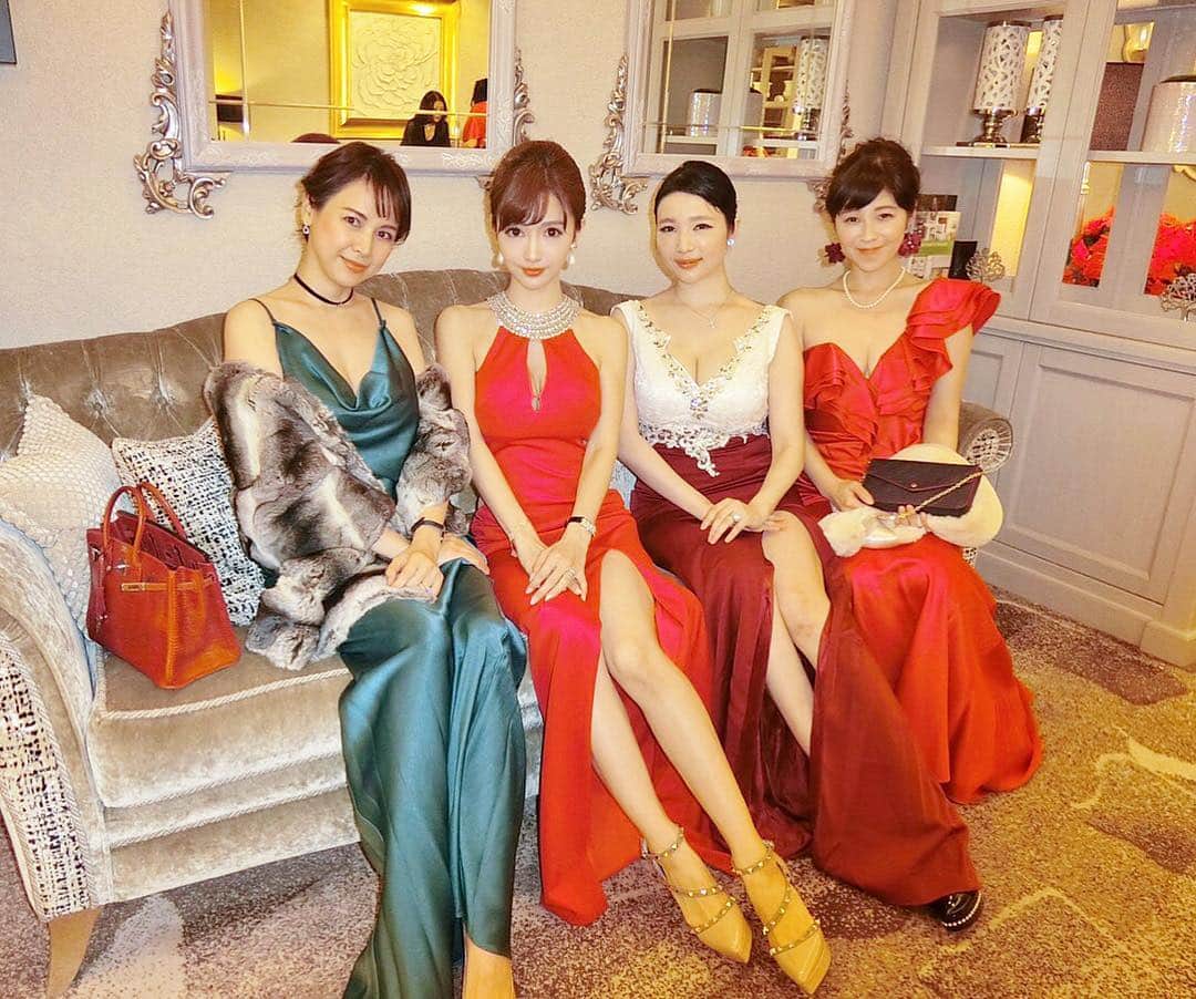 関有美子のインスタグラム：「🥂🥂🥂🥂🥂🥂 . . デヴィ夫人と杉本彩さんの チャリティパーティーは 仲良しメンバーで行きました💕 . . みんな綺麗なだけでなく 優しくて面白くて 才能溢れる素晴らしいパートナーがいて 可愛い子供達がいるmama👶✨ . . いつも色々勉強になります🥂 .  パーティーでは 錦野旦さんの素晴らしい歌やトークが聞けて すっかりファンに💕 . . みんな 素敵な時間をありがとう😊 . . #party#ディナー#表参道#チャリティパーティー#ストリングス表参道#フレンチ#夫婦#結婚10年目#学生結婚#mama#ママライフ#foodstagram#二児ママ#」