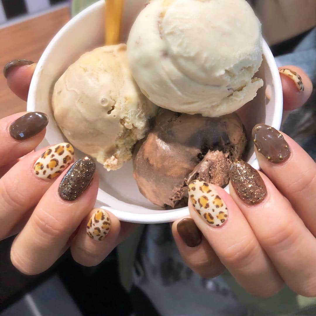 木浪しほのインスタグラム：「💅🐆🍫🐆💅 、 念願のレオパード🐆💕💕 、 めっっっっちゃかわいい、、、💕 、 ヒョウ柄手書きだから心配だったけど、 案外上手じゃない？？笑 、 31🍨と色が合いすぎて🥰🍫💕 、 今年のネイルで1番好きかも🥰💕 、 #きなネイル#セルフネイル#セルフネイラー#レオパードネイル#レオパード#ヒョウ柄ネイル #ヒョウ柄#selfnail#leopard#ブラウンネイル#チョコレートネイル」