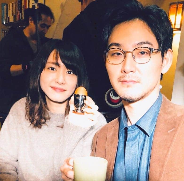 日本テレビ「獣になれない私たち」のインスタグラム：「二人でコーヒー☕  #新垣結衣  #松田龍平  #深海晶 #根元恒星 #朝まで生き残り頭脳ゲーム #恒星のベッドで目覚めた晶 #コーヒー豆が切れてるので #喫茶店でモーニング #ひげにジャムついたりして #穏やかな時間 #壊すのにはおしい関係 #獣になれない私たち  #けもなれ  #この後二人はどうなるの #最終回は12日水曜よる10時」