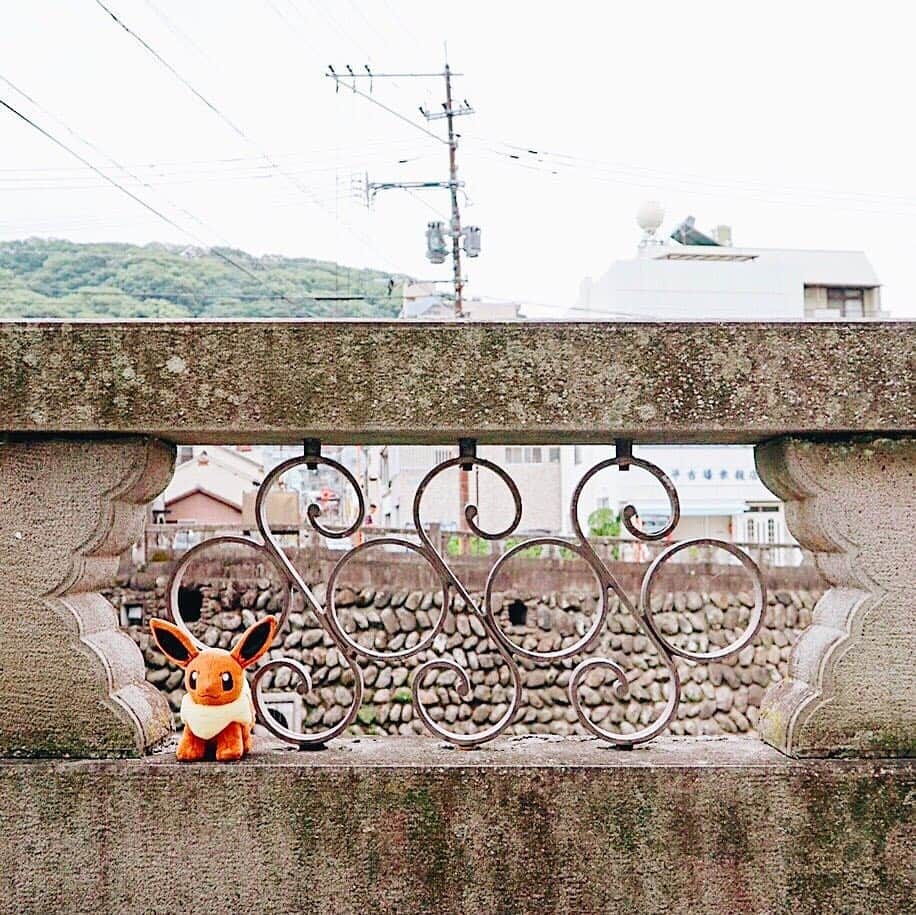 【公式】プロジェクトイーブイのインスタグラム：「⠀ 📍Megane bridge, Nagasaki / 眼鏡橋（長崎）⠀ ⠀ 長崎の観光名所をお散歩中✨⠀ みんなのおススメスポットやイーブイに遊びにいってほしい場所があったらコメントで教えてね🎶⠀ ⠀ Eevee poses in front of Megane Bridge in Nagasaki✨⠀ ⠀ ⠀ #traveleevee#トラベルイーブイ#ポケモン⠀⠀⠀ #projecteevee#プロジェクトイーブイ#イーブイ⠀⠀⠀ #pokemon#eevee#eievui#travel#nagasaki#nagasakigram⠀ #meganebridge#眼鏡橋#長崎#長崎旅行#観光名所⠀ #観光スポット#観光地#観光地巡り#観光#国内旅行⠀」