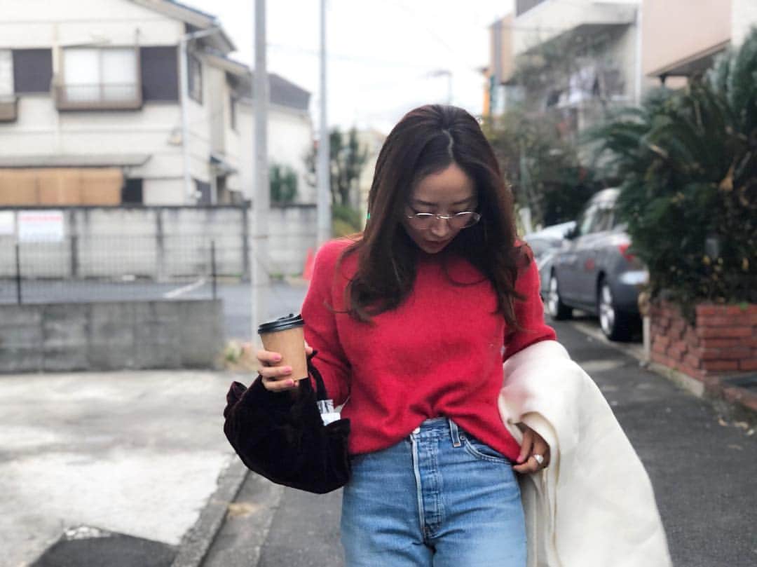 神崎恵さんのインスタグラム写真 - (神崎恵Instagram)「コメントをたくさんいただくお家の中での服。 お家では、ほぼデニムです。 家の中が温かいのと、わたしの体温が高いのもあり、家の中ではTシャツが多く、あとはとにかく、楽で、汚れを気にしなくていい、リラックスできて、でも気分が下がらないもの。 今日は、学校の行事から帰宅後、いつものようにデニムにニット。 冬を感じた1日でした🍃 今日は、原稿やアンケートを書き終えたら、楽しみにしている「オーシャンズ8」を観る予定。観れるかな。観たいな。ポップコーン、買ってくればよかったな🍿火にかけてポンポンするやつ。」12月8日 17時36分 - megumi_kanzaki