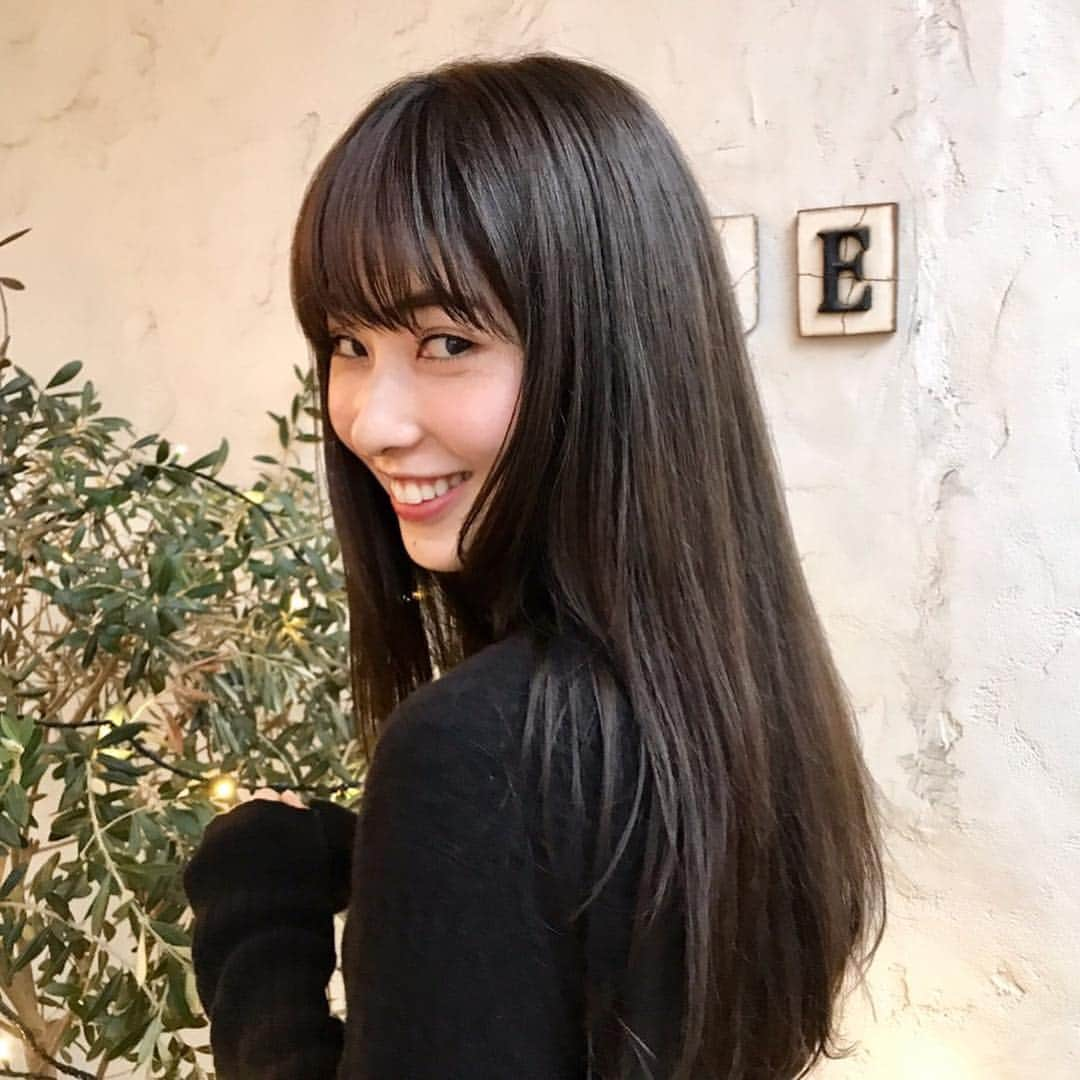 堀加奈子のインスタグラム：「今年ラストカラー💚💚💚 . 今年は比較的明るめカラーをやってたけど、最後ちょっと抑えめカラーに仕上げてみました♥️ . またね〜😉😉 . #omotesando #haircolor #throwcolor #smile #fashion #photo  #belle #hairstyle」