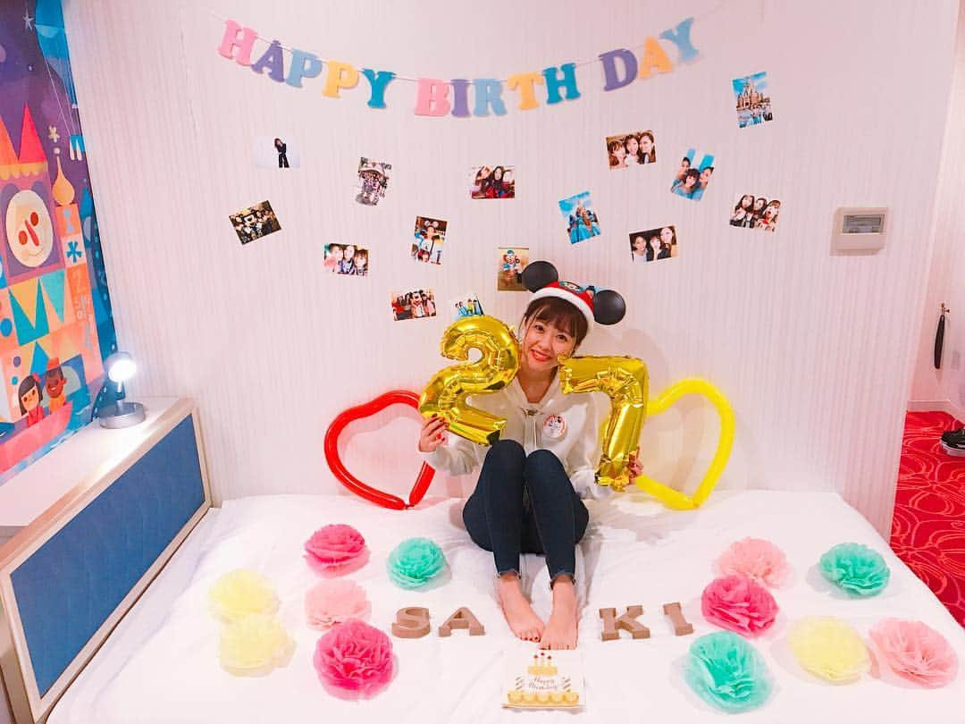 小山ひかるさんのインスタグラム写真 - (小山ひかるInstagram)「佐紀ちゃんのお誕生日祝い🎂🎉💓 . 今年も3人でできました😊✨ . 今年は初!ディズニーホテルの セレブレーションホテルに宿泊♡♡ . 佐紀ちゃんはディズニーホテルに 泊まった事がないって言ってたから ひかるとゆかからホテル宿泊を サプライズでプレゼントしたよ😊🎁 . びっくりしてくれて 喜んでくれてよかった😭❤️ . お部屋の中も二人で先にチェックインして 頑張って装飾したの♪♪ . お部屋の壁もとっても可愛かった❤️ . 3人でたくさん話して笑って 次の日朝早かったのに楽しすぎて 中々寝れなかった😂✨ . 佐紀ちゃんいつもありがとう♡ そしてお誕生日おめでとう🎂🎉 今年もお祝い出来て良かった❤️ これからも変わらず大好きな親友でいてね🥺💕 素敵な1年になりますように🥰🥰 . 他のディズニー投稿は ディズニーアカウントの方に 更新します✨ → @hikachu_disney . . #birthday #birthdayparty #birthdaypresent #happybirthday #お誕生日 #お誕生日祝い #disney #disneyhotel #セレブレーションホテル #celebrationhotel #ウィッシュ #wish #kawaii #可愛い #smile #happy #bff #bf #親友 #お祝い #サプライズ #surprise #surprisebirthday #love #大好き #ディズニーホテル #初 #ひかさきゆか #ディズニーセレブレーションホテルウィッシュ」12月8日 18時43分 - hikaru_kym