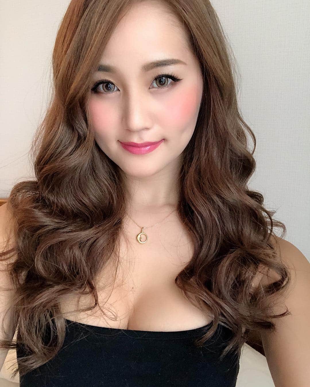 LORYのインスタグラム：「あれだけ金髪が好きだったのに 前回の暗いのが以外と好評で また暗くしちゃった🌰💛 金髪派の方ごめんね🙊 そしてローレンに通い始めて約一年、 ここまで髪の毛生き返りました😭🥺✨✨ ハイライト繰り返して明るいのも楽しみつつ、 ここまでとぅるんとぅるんに✨ 池さん @rollen_ike のおかげ👏👏 #rollen #haircolor #ローレン」