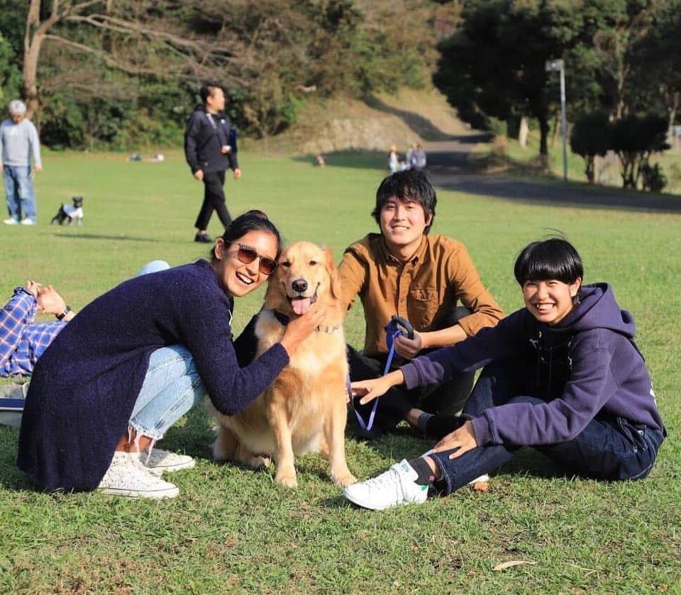 のインスタグラム：「🦴🐶🍃☀️ 海外遠征前はウキウキ楽しみな気持ちと、ちょっぴり寂しい気持ちと。明日から旅立ちます！ 試合に向けてしっかり準備します🙋‍♀️ そしてパワーアップしたあきあずを発揮してきます💪 ※写真は全然関係ありませんが超珍しく揃った二見Brothersです😜妹の学校は春高出場するようです。弟の素性はよく分かりません。笑」