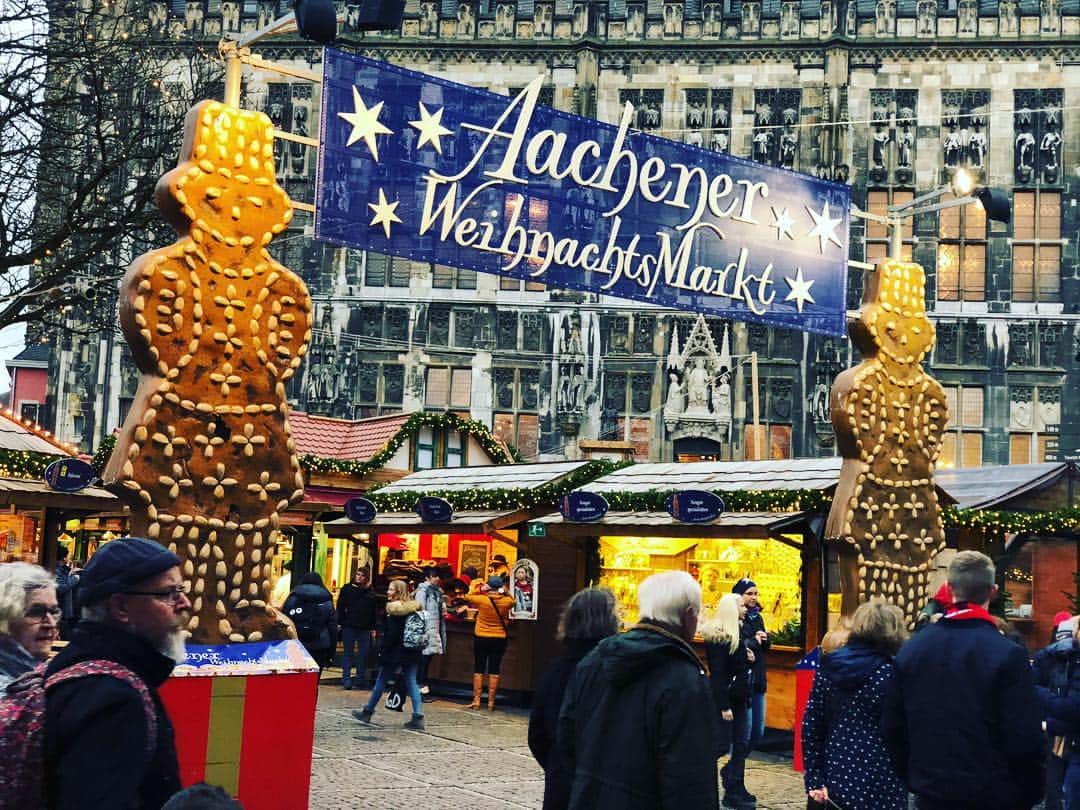 ヤミーさんのインスタグラム写真 - (ヤミーInstagram)「12/6アーヘンのクリスマスマーケット。1番好きでした。 食べ物は合わなかったけど。 #クリスマスマーケット巡りの旅  #ドイツ #germany #アーヘン #クリスマスマーケット」12月8日 18時50分 - ym_3stepcooking