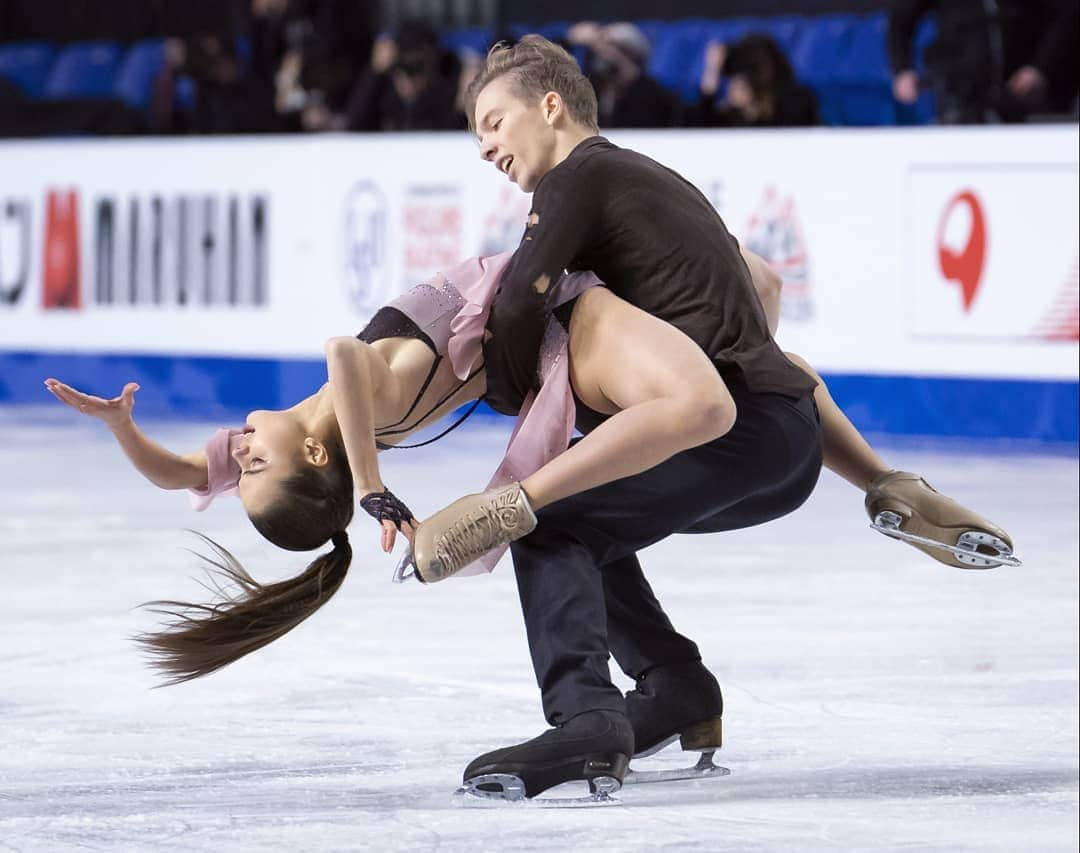 ISUグランプリシリーズさんのインスタグラム写真 - (ISUグランプリシリーズInstagram)「🥇 @s_shev._ and @eremenkoigor clinched victory in the Junior Dance by the slimmest of margins. 🇷🇺 🥈 @arina___ushakova / @maxim_nekrasov_ 🇷🇺 🥉 @lkhudaiberdieva_ / @_nikita_nazarov_ 🇷🇺 #GPFVancouver #JGPFigure」12月8日 21時47分 - isufigureskating_x