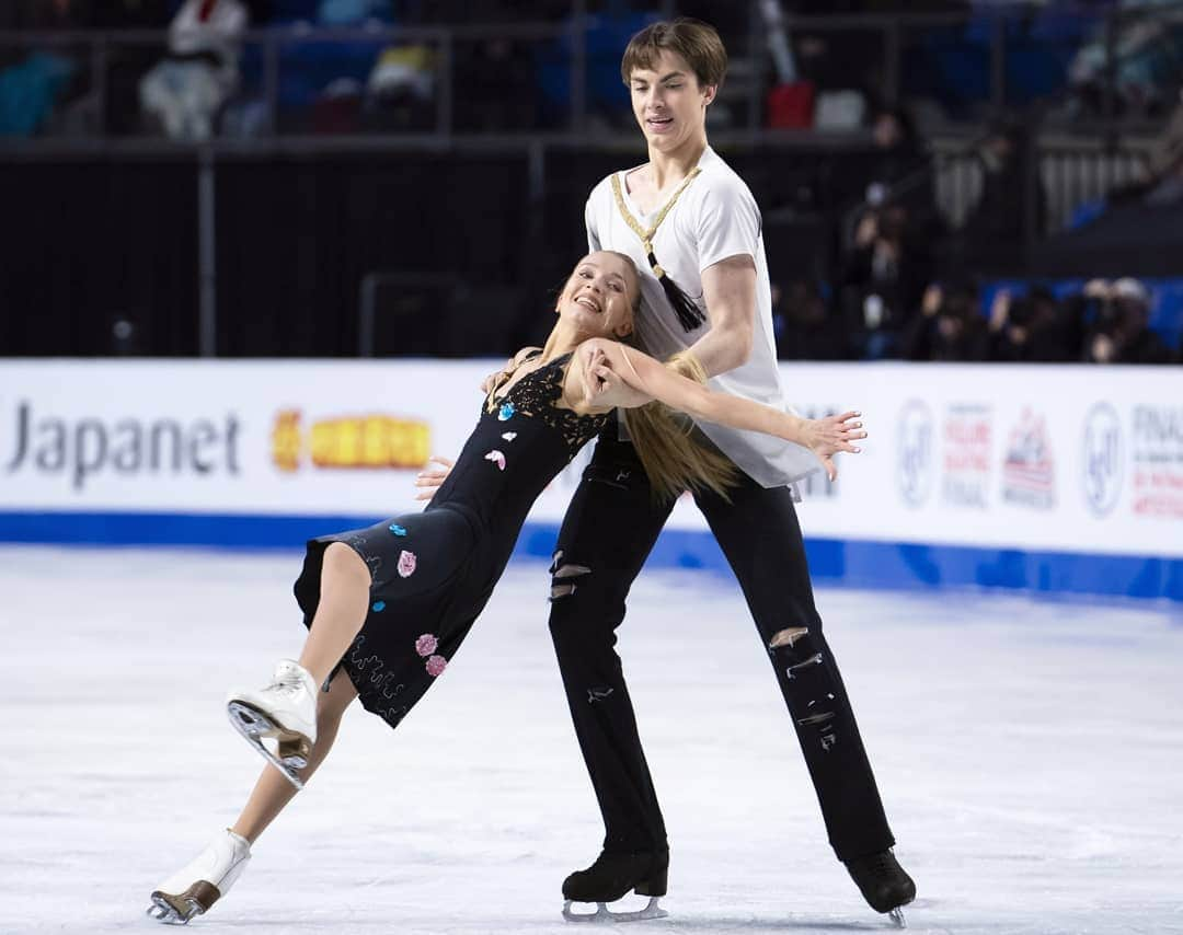 ISUグランプリシリーズさんのインスタグラム写真 - (ISUグランプリシリーズInstagram)「🥇 @s_shev._ and @eremenkoigor clinched victory in the Junior Dance by the slimmest of margins. 🇷🇺 🥈 @arina___ushakova / @maxim_nekrasov_ 🇷🇺 🥉 @lkhudaiberdieva_ / @_nikita_nazarov_ 🇷🇺 #GPFVancouver #JGPFigure」12月8日 21時47分 - isufigureskating_x