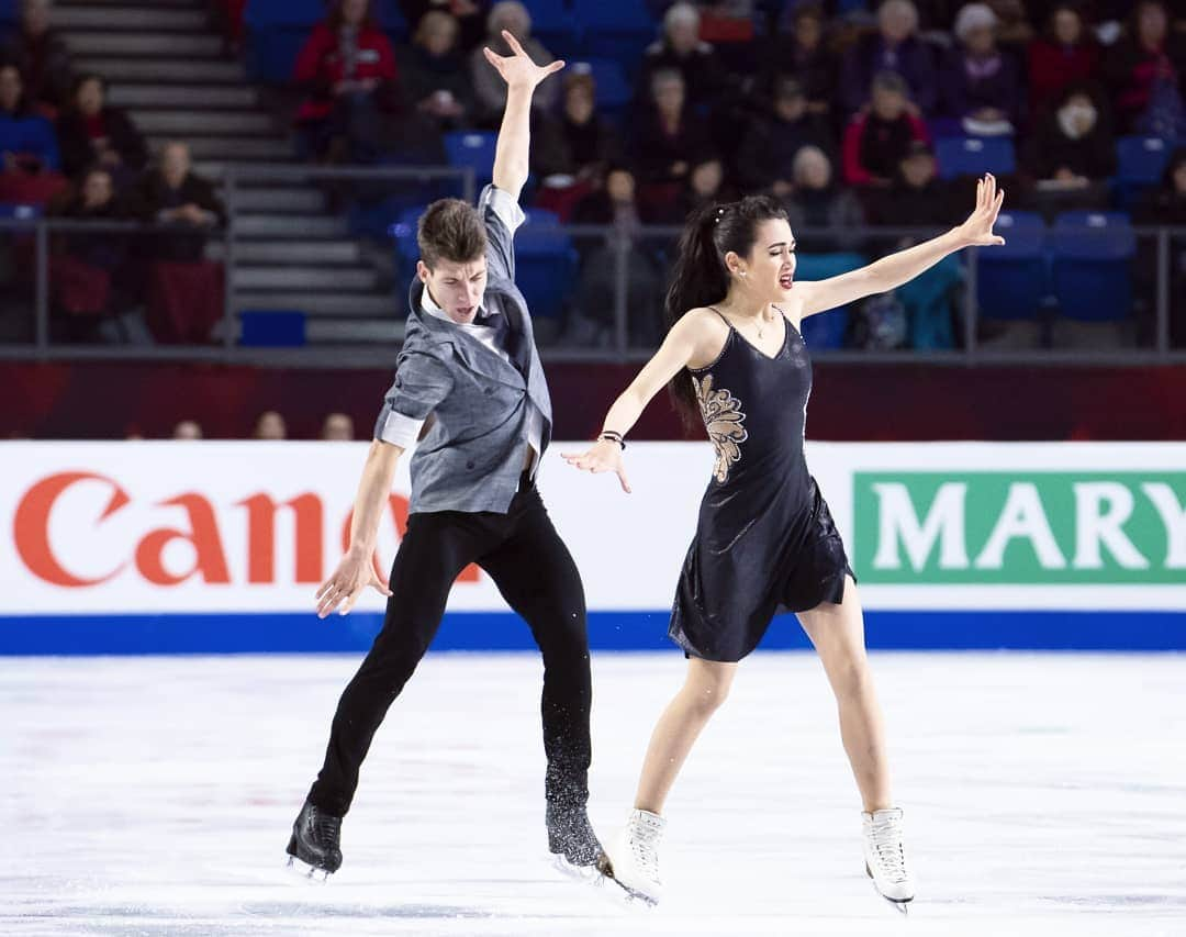 ISUグランプリシリーズさんのインスタグラム写真 - (ISUグランプリシリーズInstagram)「🥇 @s_shev._ and @eremenkoigor clinched victory in the Junior Dance by the slimmest of margins. 🇷🇺 🥈 @arina___ushakova / @maxim_nekrasov_ 🇷🇺 🥉 @lkhudaiberdieva_ / @_nikita_nazarov_ 🇷🇺 #GPFVancouver #JGPFigure」12月8日 21時47分 - isufigureskating_x