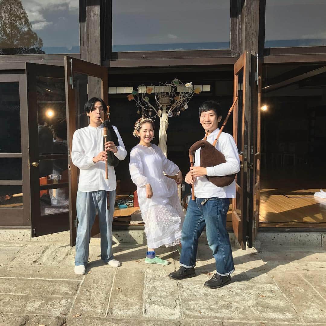 松本野々歩のインスタグラム：「自由学園初等部で食堂で チリンとドロンのコンサート そのあとは お庭に出て輪になってダンス！ ポカポカ陽気で あたたかい時間でした キラキラとしたみなさんの眼差しに 今日も心洗われました  起こしくださったみなさん ありがとうございました  主催してくれた こっこ広場のたけ ありがとう #チリンとドロン #自由学園初等部 #フォークダンス」
