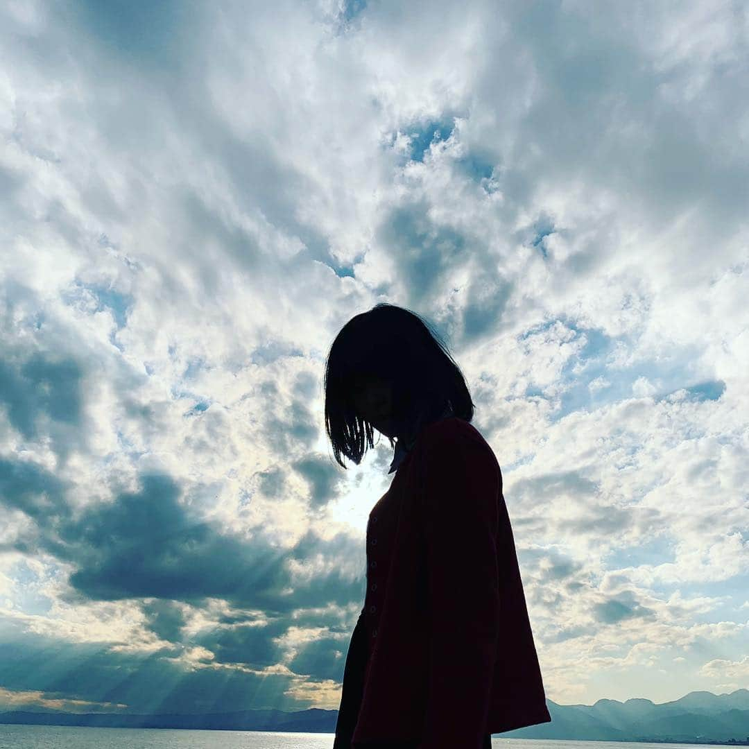 森七菜さんのインスタグラム写真 - (森七菜Instagram)「幻想的な写真が撮れちゃいました🌫📸 #空 #太陽の光 #奇跡のショット #顔が見えないのは許して #光線 #もりなな #森七菜」12月8日 22時00分 - morinana_official