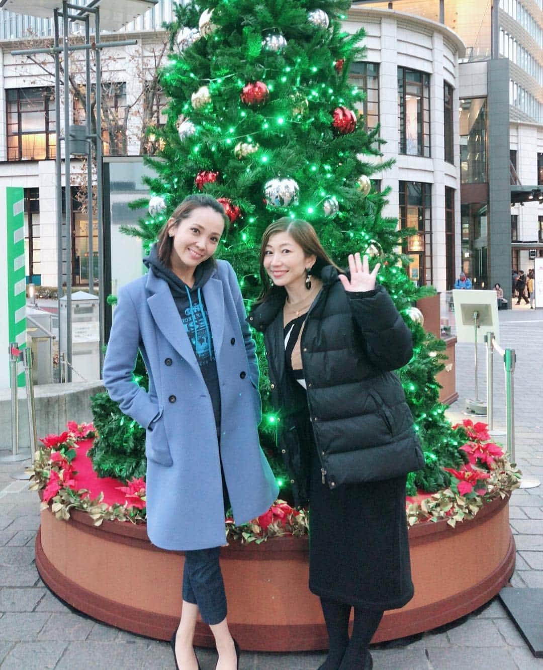 壱城あずささんのインスタグラム写真 - (壱城あずさInstagram)「.﻿ ラジオ収録の後、クリスマスっぽいところで写真撮りたいと外へ出かけたらたくさん撮影スポットがあるある📸﻿ 至る所に素敵なクリスマスイルミネーション🎄✨﻿ ロマンチックな季節だ💓﻿ ﻿ #クリスマス﻿ #イルミネーション﻿ #寒いの苦手﻿ #なぜかぶりっ子﻿ #リオさん﻿ #それハートじゃなくて﻿ #まるやから 笑笑﻿ #fmfuji﻿ #壱城あずさ﻿ #しーらん」12月8日 22時15分 - shiiran1012