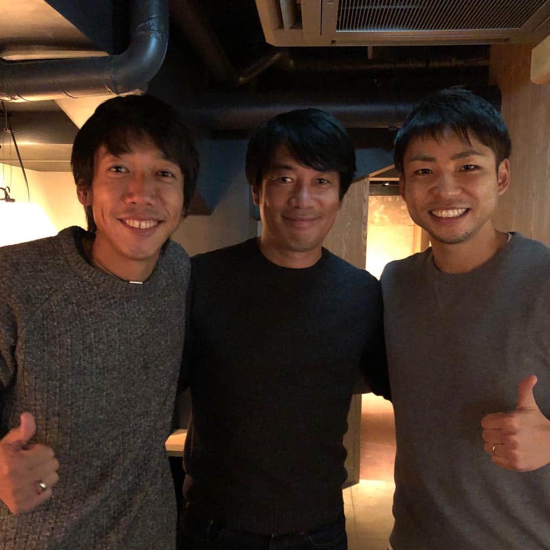 中西哲生のインスタグラム：「なんというか、もう感無量です。全ての川崎フロンターレに関わった皆さんに感謝。憲剛、悠、本当にありがとう。そしてサポーターの皆さん、ありがとうございます。来年も宜しくお願いします。  #川崎フロンターレ #キャプテンの系譜 #中村憲剛 #小林悠 #中西哲生」