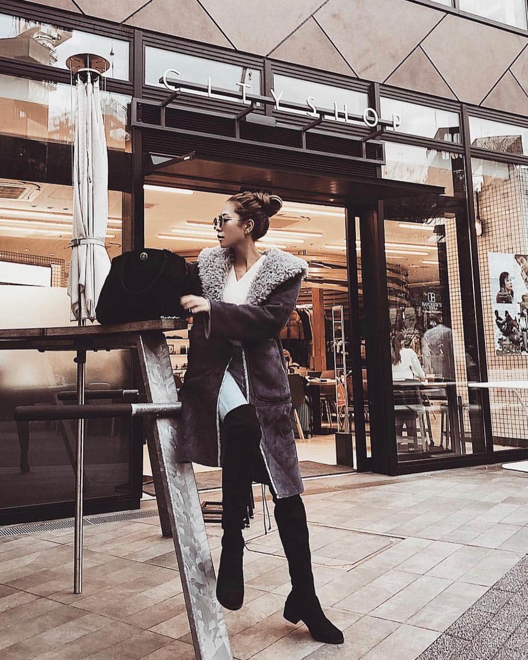 ラレイアのインスタグラム：「🌴 襟ボアが大人な #ボアロングコート 😍🧡 首回りも温かくお洒落になるロング丈✨ ・ 今なら #楽天 サイトでクーポン利用でお得にgetできます💓 ・ さらにスーパーSALE期間中ポイント10倍中です！ ぜひお見逃しなく💓 ・ THANK YOU #Repost @sakihamada ♡♡♡ ・ #hawaii#aloha#surf#beach#outer#fashion#laleia#ハワイ#フォトジェニック#インスタ映え#インスタ女子#アロハ#ビーチ#秋#冬#ビーチスタイル#サーフスタイル#ファッション#ootd#コーデ#アウター#ファーアウター#ムートンコート」