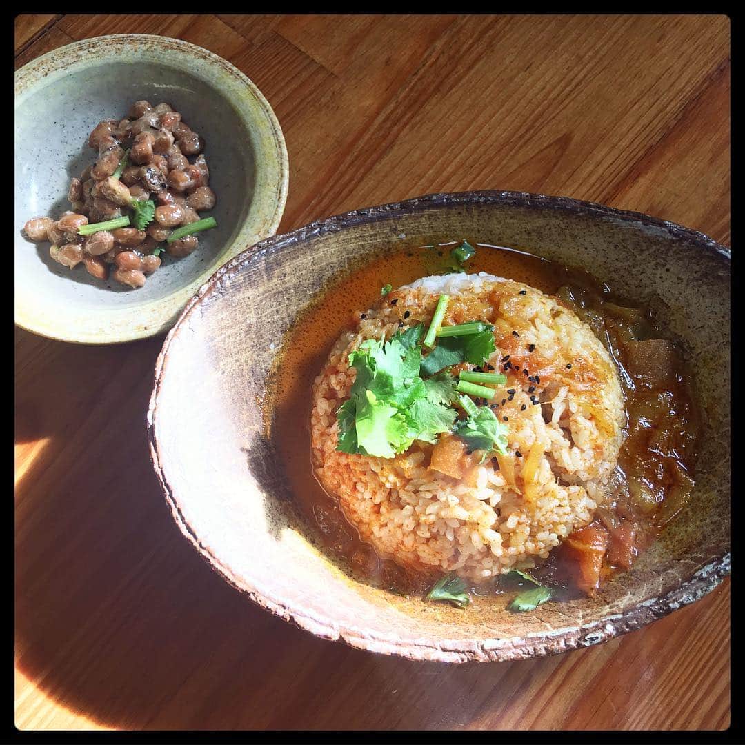 堂島孝平さんのインスタグラム写真 - (堂島孝平Instagram)「ハイダルさんのカレーを約1年ぶりに食す。やっぱりなんとも美味かった…。今回は鯛のカレー(納豆トッピング)と薬膳牛モツのカレーをいただきました。福岡に行ったらまた必ず行こう。ハイダルさん、いつもごちそうさま！」12月8日 22時33分 - dojima_kohei