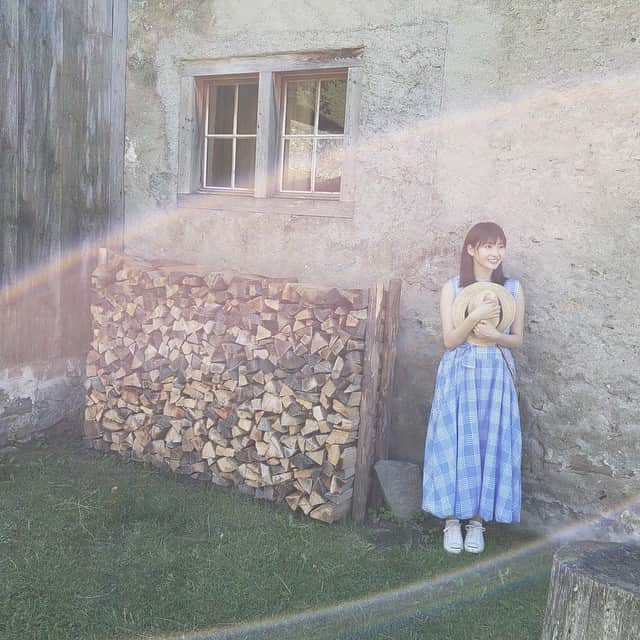 井上小百合 1st写真集【公式】のインスタグラム：「きゅん  #井上小百合 #存在 #薪の量がすごい #光の虹ができた  12月12日発売 Amazon→goo.gl/LupRhT  セブン→goo.gl/jD3GB6  楽天→goo.gl/G2eVWz  hmv→goo.gl/KSoxNN」