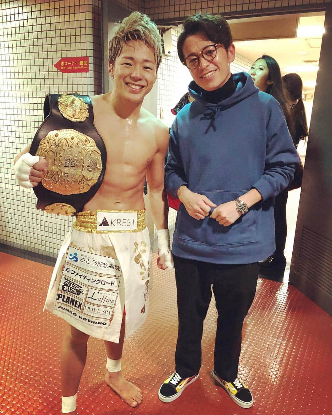 藤森慎吾さんのインスタグラム写真 - (藤森慎吾Instagram)「初めてのK-1観戦。 武尊くんかっこうぃーーー！！！！ 番組でご一緒した時に誘ってくれて、正直K-1はあまりよく知らなかったのですが武尊くんの人柄がとても良い印象だったので行ってみたいと思いました。 めちゃくちゃ興奮しました！かっこいいし強いし相手選手への敬意も素晴らしかった。 K-1がもっともっと広く愛されることも自分の使命だと言っていた武尊くん。僕も微力ながらその感動をお伝えします！ たのしかった！ 緊張で自分の手の位置が気持ち悪い。」12月8日 22時48分 - fujimori_shingo0317