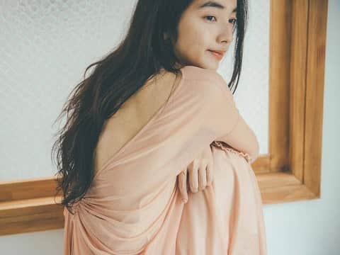 仁村紗和のインスタグラム：「未来さんの連載。 髪の毛のお話し。  @holics.jp」