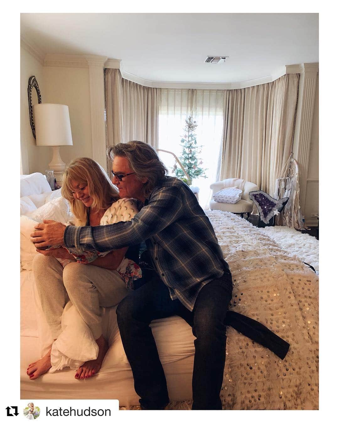 ゴールディ・ホーンさんのインスタグラム写真 - (ゴールディ・ホーンInstagram)「You caught us when we weren’t looking. #bestphotographerever  #Repost @katehudson ・・・ Grandma and Grandpa duty...or should I say Mr and Mrs Claus 🤶🎅 #IKnewIt」12月9日 1時59分 - goldiehawn