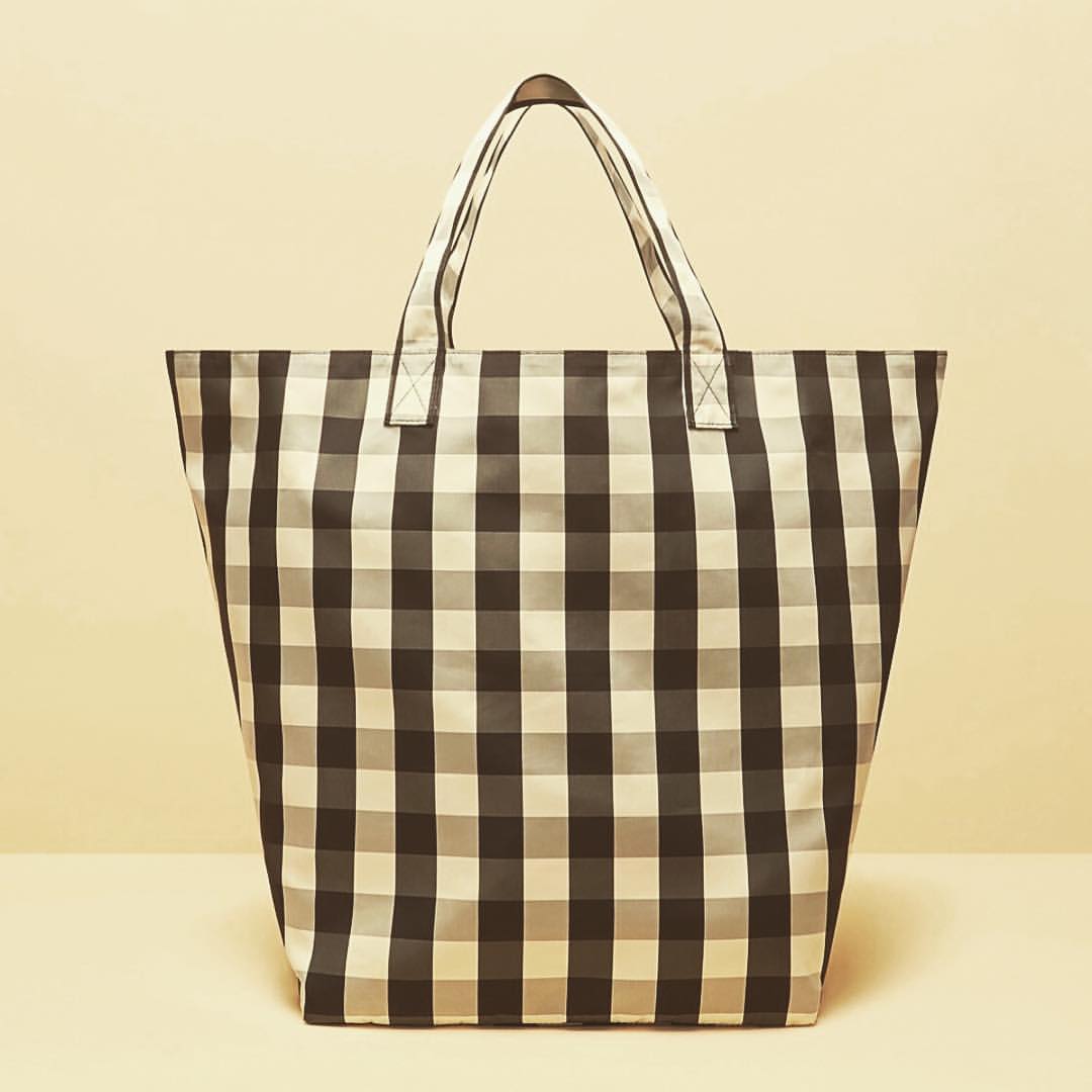 トレードマークのインスタグラム：「Shop large gingham totes today and tomorrow @animalhaven at 200 Centre street to support animal haven ! Thank you @rachelantonoff ❤️❤️❤️」