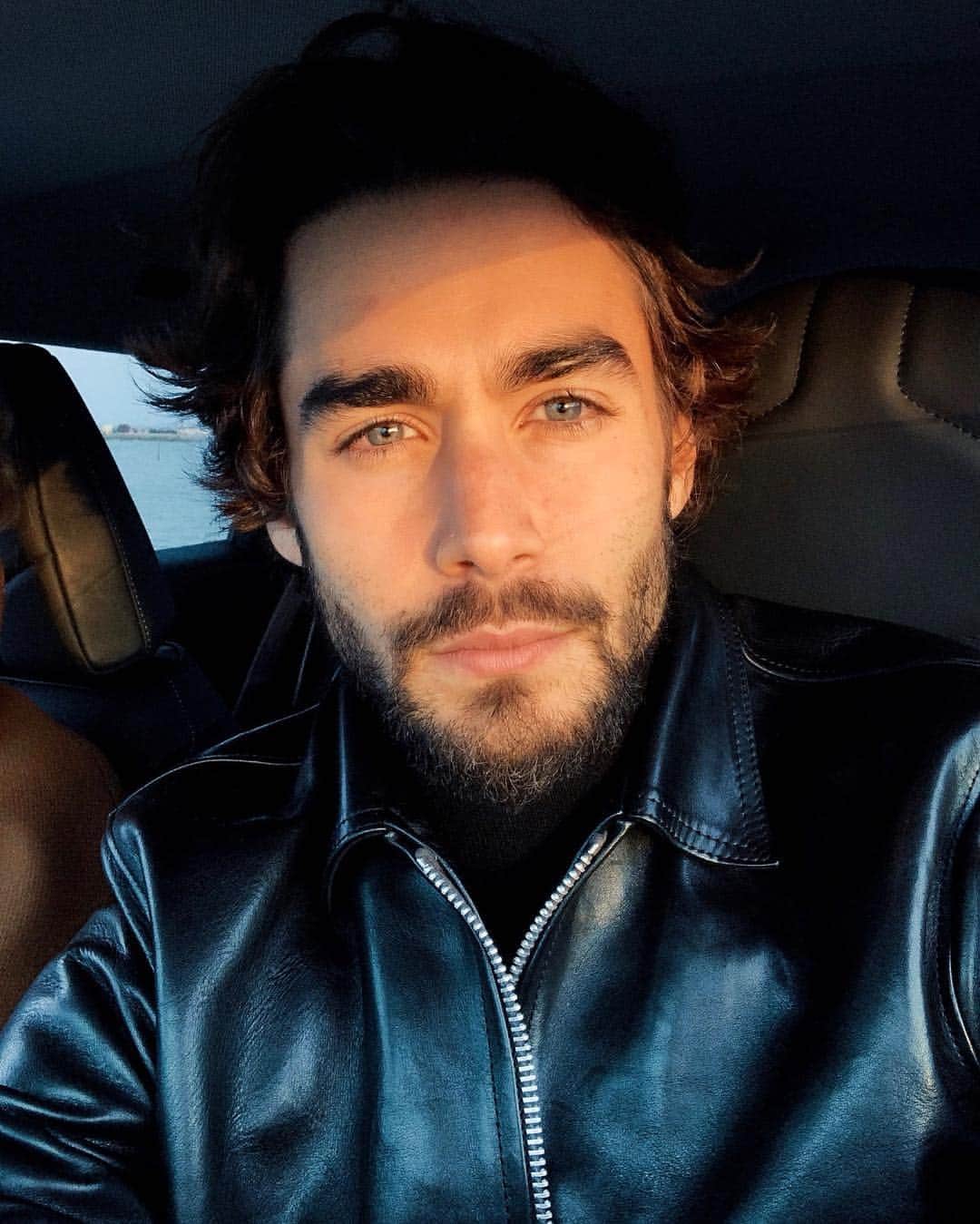 NICOLAS SIMOESのインスタグラム：「Sunset colours on the face 🙈」