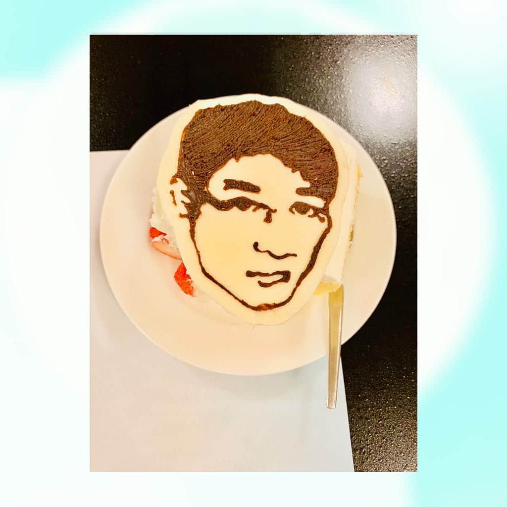 福田典子さんのインスタグラム写真 - (福田典子Instagram)「昨日はさまぁ〜ず大竹さんの誕生日🎂💓 みんなでお祝いしたときのプレゼントを喜んでくださってる感じがとっても素敵でほっこりしていたんですが、ふとケーキを見たらちょっと背筋がピンとなりました😳✨ チョコレートプレートが大竹さんの詰め寄りフェイス…😂😂😂 お誕生日おめでとうございました！ . . . #happybirthday #hbd #hbd🎂」12月9日 13時38分 - norikofukuda212