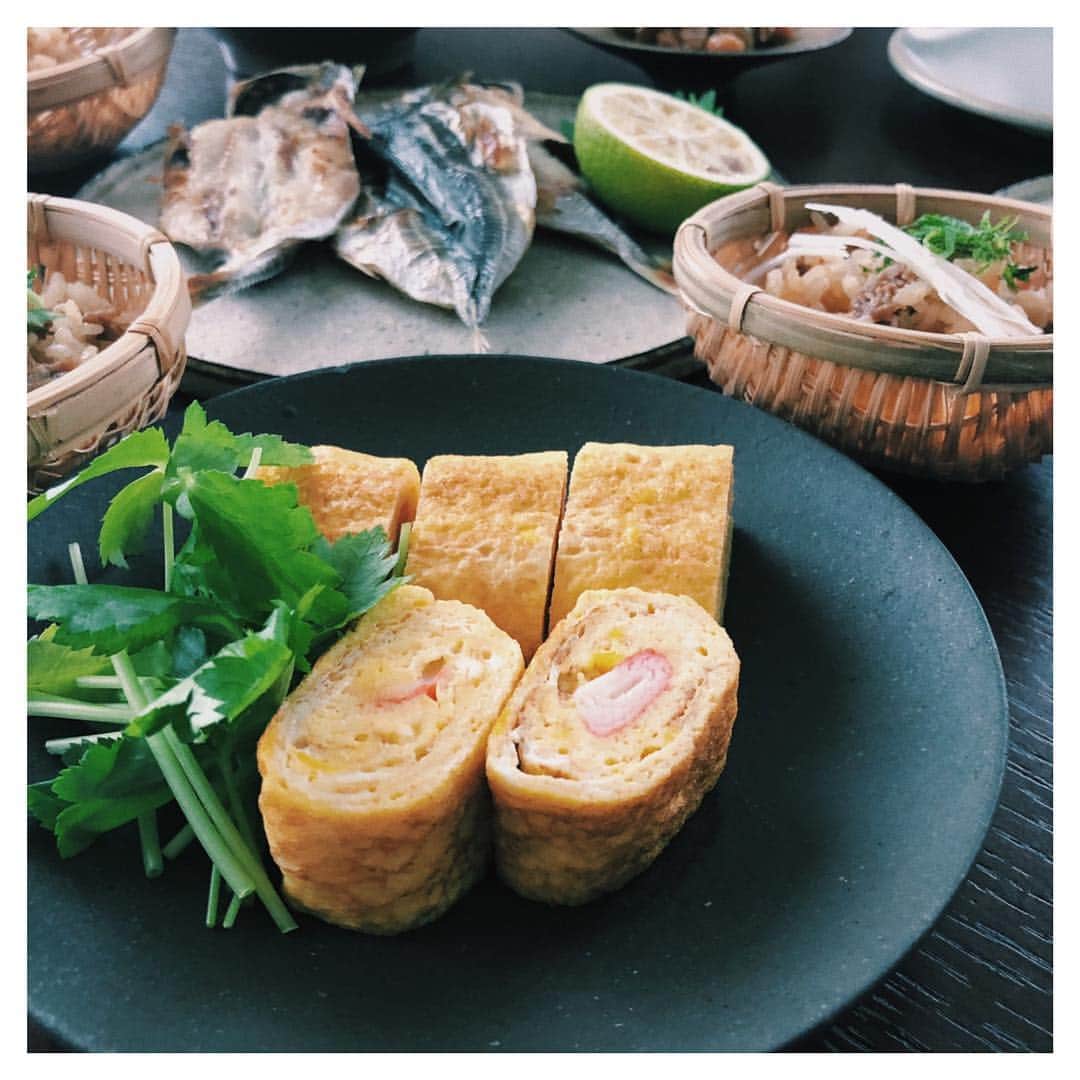 原田沙奈子さんのインスタグラム写真 - (原田沙奈子Instagram)「日曜日の遅いあさごはんは和食。 見事に茶色ばかりでお気に入りの豆皿に乗せたトマトに助けられる。笑 鯵の干物は母の手作り！優しい味で最高👏 肉じゃが、炊き込みご飯、菜の花のペペロンチーノ、出汁巻にはカニカマ入れて。 買った豆皿を早速使って家族ごはん♡ #おうちごはん#あさごはん#家族ごはん#日曜日#サナコ_お料理」12月9日 14時08分 - sanakoharada