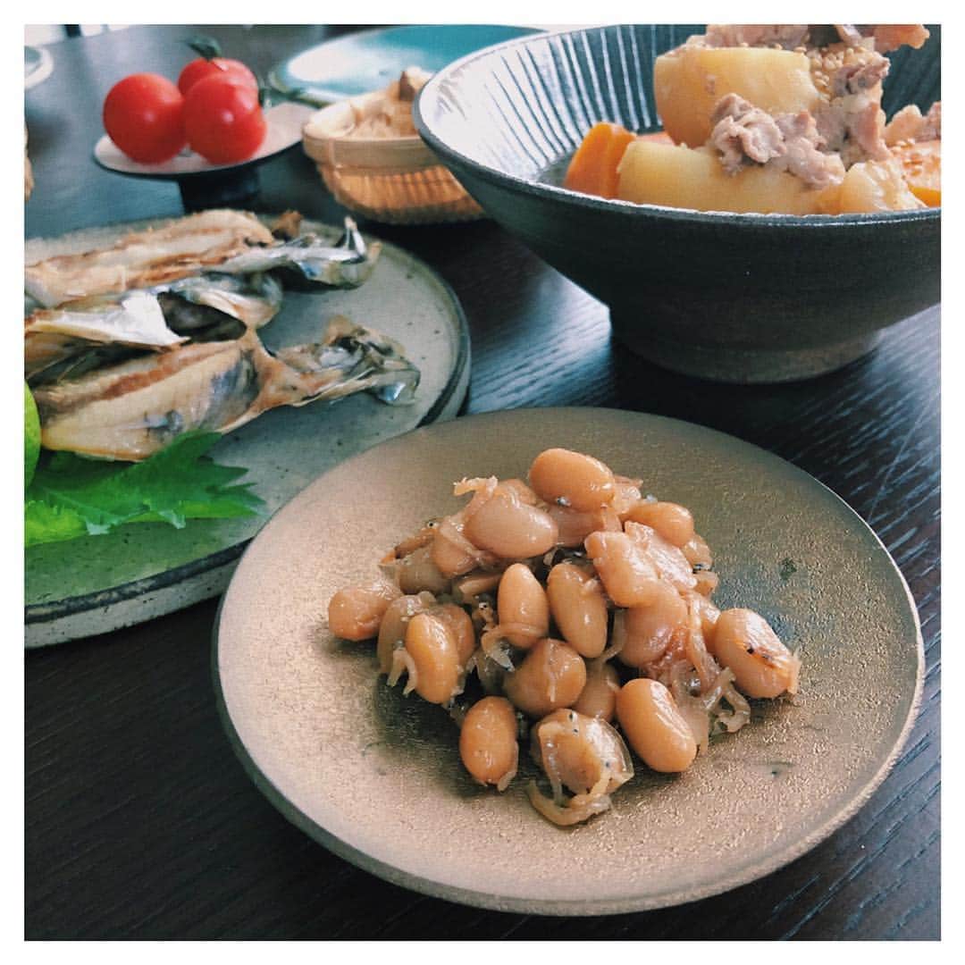 原田沙奈子さんのインスタグラム写真 - (原田沙奈子Instagram)「日曜日の遅いあさごはんは和食。 見事に茶色ばかりでお気に入りの豆皿に乗せたトマトに助けられる。笑 鯵の干物は母の手作り！優しい味で最高👏 肉じゃが、炊き込みご飯、菜の花のペペロンチーノ、出汁巻にはカニカマ入れて。 買った豆皿を早速使って家族ごはん♡ #おうちごはん#あさごはん#家族ごはん#日曜日#サナコ_お料理」12月9日 14時08分 - sanakoharada