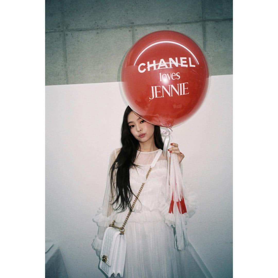 ジェニーさんのインスタグラム写真 - (ジェニーInstagram)「and i love chanel more ❣️」12月9日 14時13分 - jennierubyjane