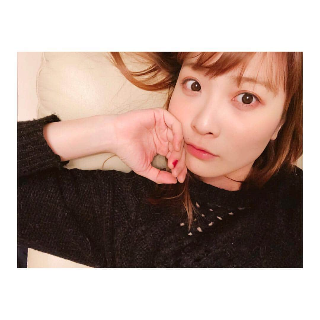 May’nさんのインスタグラム写真 - (May’nInstagram)「自分メイクのときはいつもオレンジや赤系のシャドウです🧡ゆびでブワーッと広めにつけて、まぶたのキワに少し濃いのを指でつけて、気持ち赤っぽいのを下目尻につけたらあとは指の腹でなじませる！簡単グラデ。  シンガポールのSEPHORAで一目惚れしたパレット。チークの色もいい！  #めいんく #tarte」12月9日 14時28分 - mayn1021