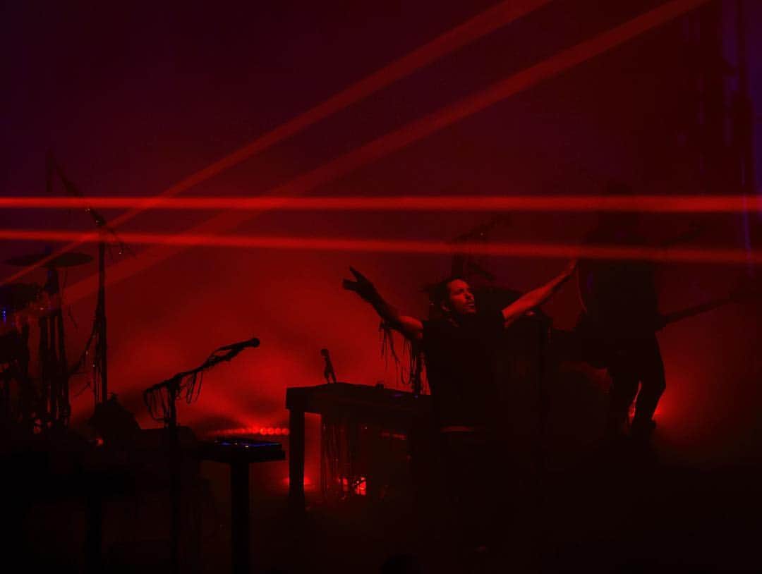 ナイン・インチ・ネイルズのインスタグラム：「Hollywood Palladium - Los Angeles, CA Night One - December 7th, 2018 . Photo: @perpetualmobile . COLD AND BLACK AND INFINITE  NORTH AMERICA 2018 The final shows! #ninontour」