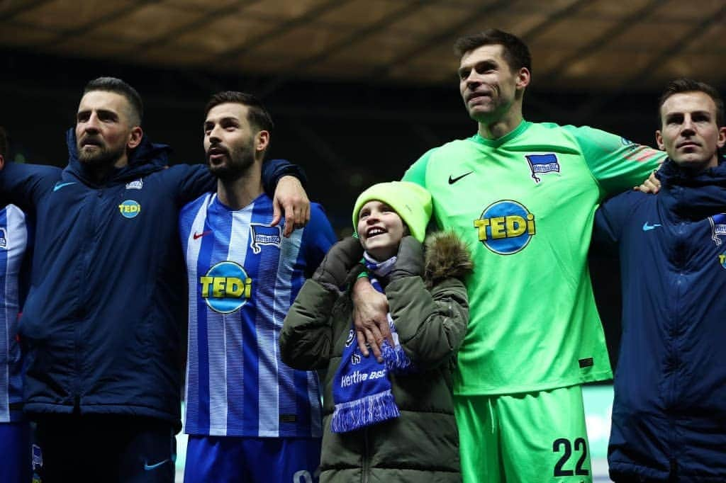 ルネ・ヤーステインのインスタグラム：「3 points, well done boys!! Thanks for det great support 🔵⚪ Happy and proud to have my daughter with me to celebrate with the fans🙂」