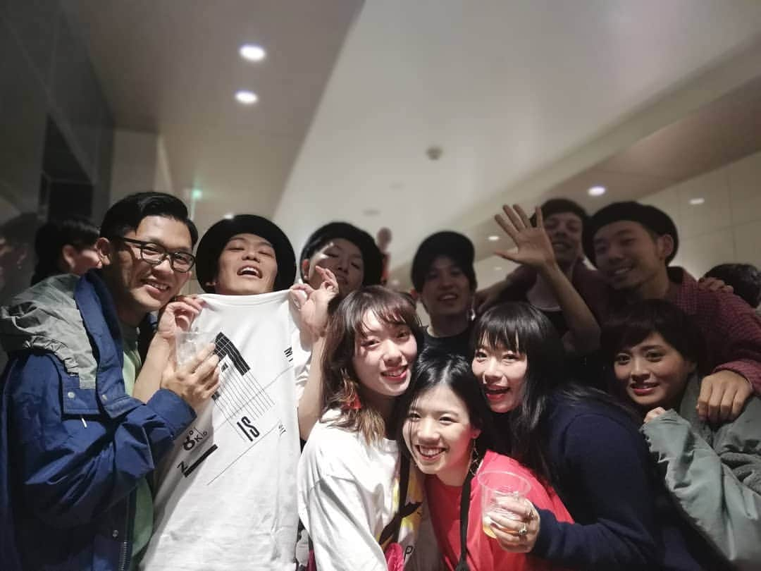 80KIDZのインスタグラム：「80kidz 10thtourありがとうございました。おかげさまで静岡でファイナルしました。日本各地足を運んでくれたお客さん、呼んで頂いた皆さん、関わって頂いた皆さん、改めて10年分ありがとうございました。  オレらがここまで来れたのも日本各地各所でエレクトロというシーンを当時一緒に作り上げた仲間達と各DJの皆さんあってのことだと思ってます。 だからそんな皆とまたこうやって会えて、あの時より少し歳とったし、ちょっとみんな違う状況だけど、 かっこいーみんなだなって思いました。  また、この10年の中でどこかのきっかけで我々を知っていただき一緒に遊んでいただいた皆様、聞いてくれた皆さんほんとうにありがとうございました。  また皆さんにお会い出来る日まで  BIG THXX  #80kidz  #80kidz10th」