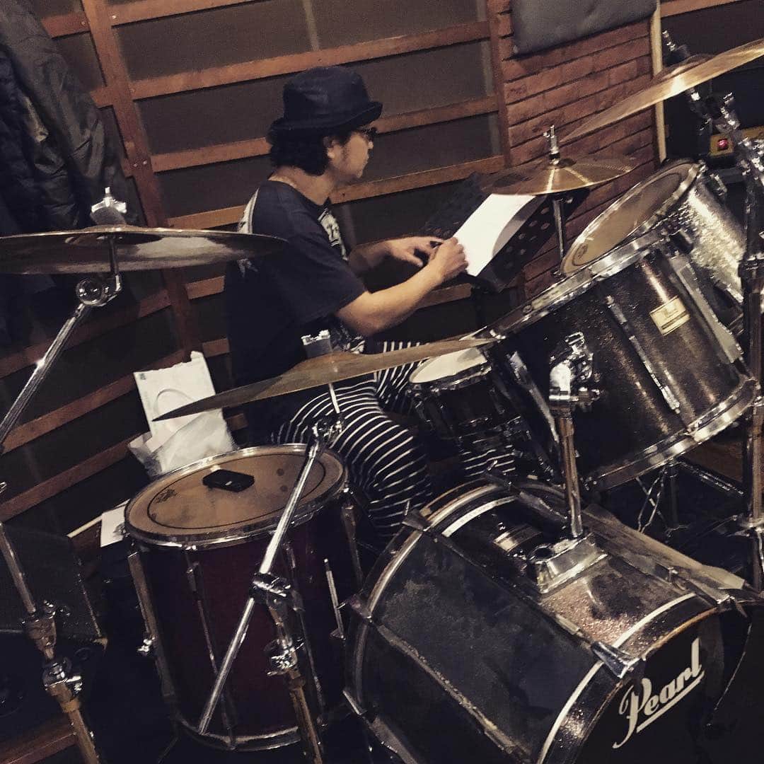 人間椅子さんのインスタグラム写真 - (人間椅子Instagram)「リハスタにて #楽曲制作 #ドラマー #ボーダーパンツ #drums #drummer」12月9日 7時54分 - ningen_isu