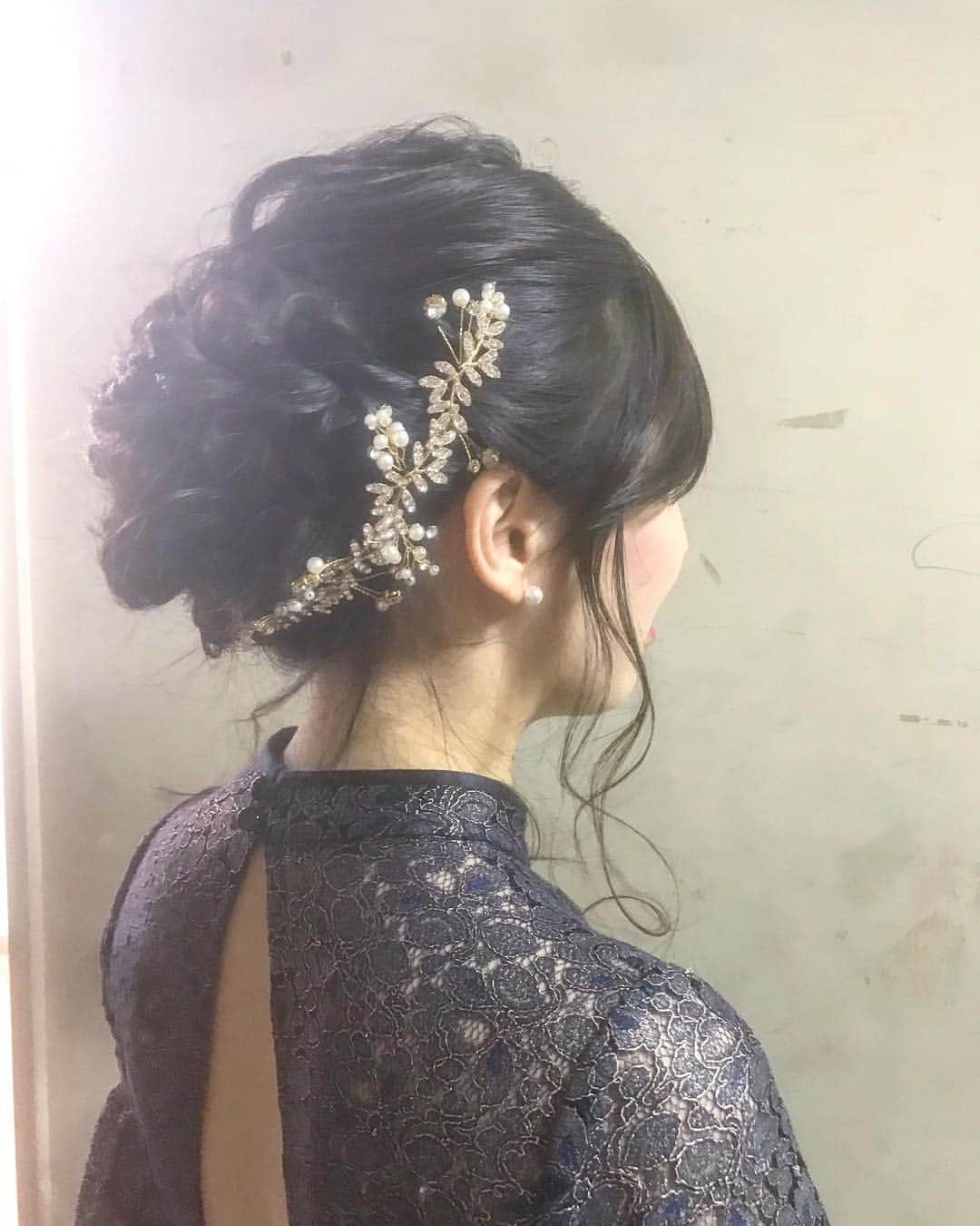 黒田詩織のインスタグラム：「・ ミスキャンパス立命館のファイナルイベントに出席した時のヘアセット🎵🎵 ゆるーくおだんごにしました🙈 ヘアセットもヘアアクセもかわいい🌸 ・ 背中があいてるドレスだったので寒かった。笑 お気に入りドレスです👗 ・ #ミスキャンパス#ミスコン#ミスキャンパス立命館#ヘアセット#ヘアアクセ#ヘアスタイル#アップスタイル#ドレスヘア#パーティーヘア#サロモ#サロンモデル#ヘアアレンジ#nyny#ロングワンピース」