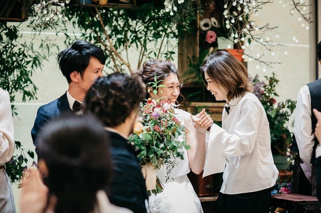 【CRAZYWEDDING_大阪支社】のインスタグラム：「. ================================ 【プロデューサーが直接お伺いします】 CRAZY WEDDING 出張フェア in 福岡 のご案内 ================================= . 九州地域のお客様の声にお応えし、 年内ラストの出張フェアを今月も開催いたします。 .  しかも今回は、 福岡県出身のプロデューサーによる 特別フェアとなっております！！ . 前職プランナーの経験豊富なプロデューサーですので、 ウェディング全般の疑問や不安もお伺いできます。 . 肩肘張らず、楽しみながら結婚式の ご相談をされたい方は是非ご参加お願いします！！ . . .▼担当プロデューサーのプロフィール▼ . 【金子絢香】 ウェディング歴11年目。 ホテルやゲストハウスでのウェディング経験を経て CRAZY WEDDINGに入社。 社内一の経験を持つベテランプロデューサー。 @gon_chan46 . . ▼プロデュースにかける想い▼ . 結婚式のプランナーとお客様ではなく、 お互いの人生にとって大切な人となるような関係性で。 私だから見つけられる二人らしさをプロデュースします。 . 結婚式を通して 「自分の人生はこんなにも素晴らしいんだ」 ということを届けるために、 全国どこへでも飛んでいきます！ . . ↓↓↓お申込みはこちらから↓↓↓ https://www.crazywedding.jp/news/2578 . . 担当プロデューサーの想いや、 人柄に共感いただけた方は、 是非ご参加くださいませ。 . . ▼詳細はこちら▼ . ＜場所＞—————————— 福岡（博多駅周辺予定） ※お申し込みをいただいた方に詳細をご連絡致します。 . ＜日時＞—————————— 12/15（土）11:00〜/14:00〜/17:00〜 12/16（日）11:00〜/14:00〜 . ※完全予約制となります ※約2時間程度を想定しております。 . <予約方法＞—————————— 下記のURLよりお問い合わせ下さい ※お申し込み時に備考欄に 「福岡フェア 」とご記入ください。 . ↓↓↓お申込みはこちらから↓↓↓ https://www.crazywedding.jp/news/2578 . みなさまからのお申し込みを心より、 お待ちしております。」