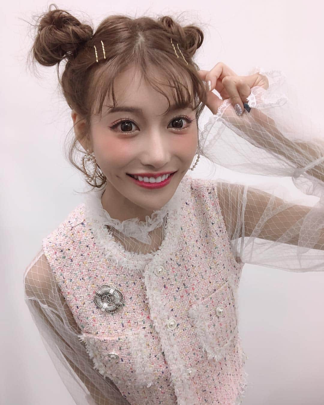 明日花キララのインスタグラム：「久しぶりの関西でのイベントは移動距離が大変な三店舗でしたがとてもたくさんの皆様に会えて幸せでした ❤︎ 遠くから来てくれたり本当に本当にありがとう🥳🍒🎌 . #マスカラ上手に塗れました 💮 #自まつ毛 衣装: @vintageqoo @_junna_ ピアスは @miss_kiyoki_nail が作ってくれました🖤」