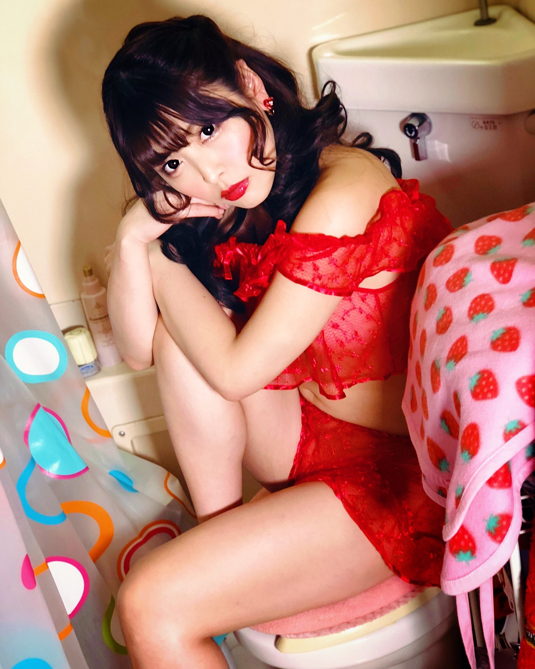 新村あかりのインスタグラム：「コスホリの写真集撮影♡いつもと違うメイクで心が踊りました💖💖💖 ヘアメイク:山田はるかさん」